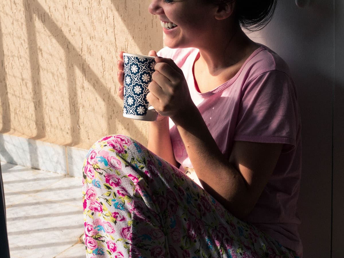 Senseo-apparaat dat koffie met crema in een glas schenkt